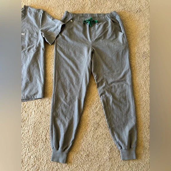 Women’s FIGS Technical Collection Set V-Neck Top W/Zamora Joggers - Picture 3 of 6